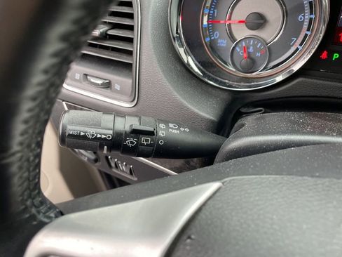 Used 2016 Chrysler Town & Country Touring w/ Driver Convenience Group image 22