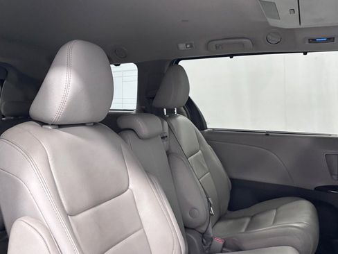 Used 2018 Toyota Sienna XLE Premium FWD image 25