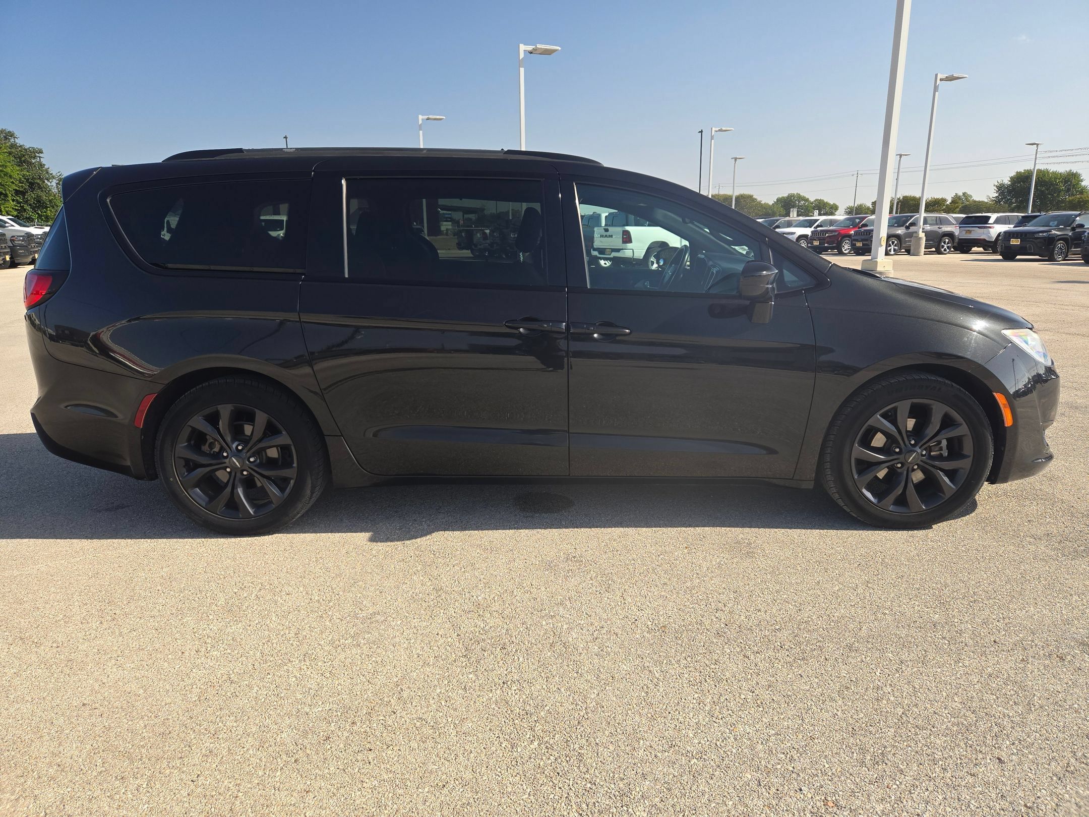 Used 2018 Chrysler Pacifica Touring Plus w/ S Appearance Package FWD image 2