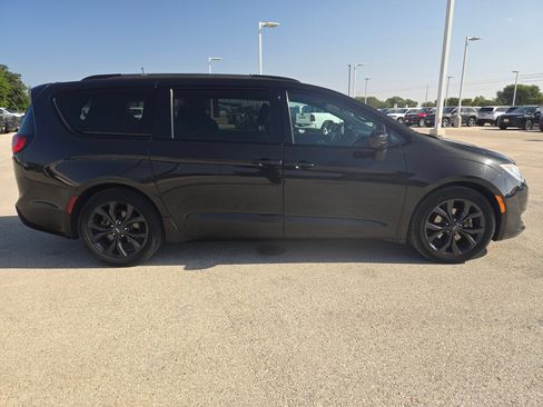 Used 2018 Chrysler Pacifica Touring Plus w/ S Appearance Package FWD image 2
