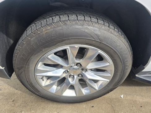 Used 2023 Chevrolet Suburban Premier image 24