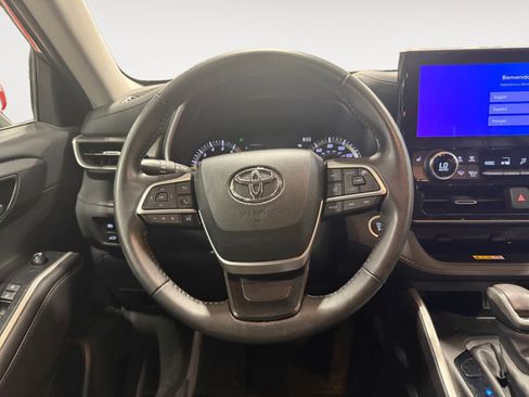 Used 2024 Toyota Highlander XLE FWD image 13