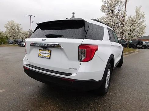 Used 2023 Ford Explorer XLT AWD/4WD image 5