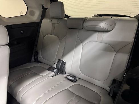 Used 2025 Honda Pilot Touring image 11