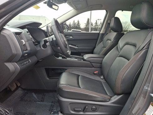 Certified 2025 Nissan Pathfinder SL w/ Black Appearance Package AWD/4WD image 13