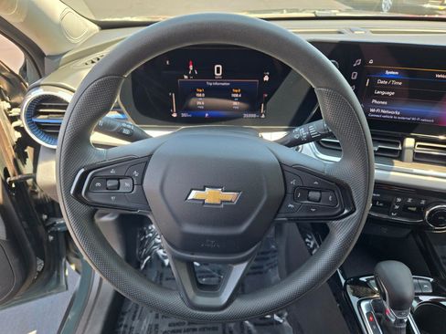 Certified 2025 Chevrolet Trax LT FWD image 31