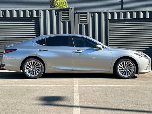 Used 2019 Lexus ES 300h w/ Luxury Package image 9