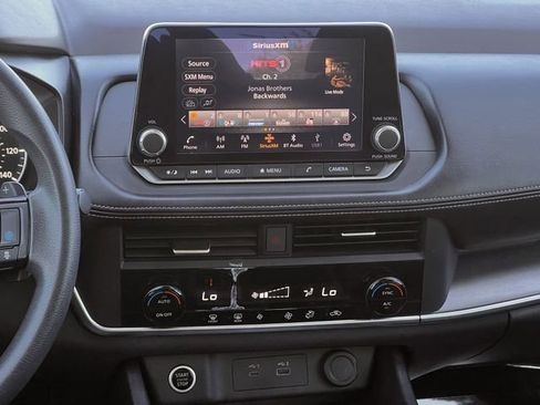 Used 2023 Nissan Rogue SV image 17