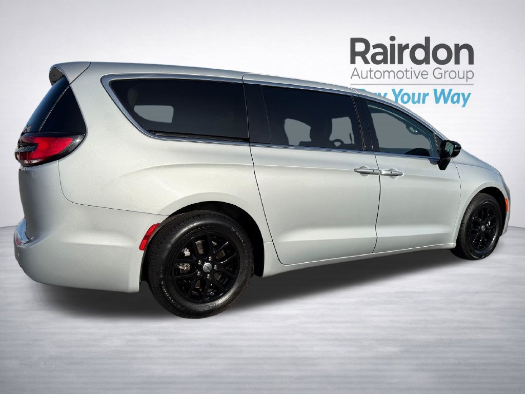 Used 2024 Chrysler Pacifica Touring-L FWD image 7