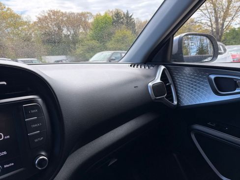 Used 2025 Kia Soul LX w/ LX Technology Package FWD image 33