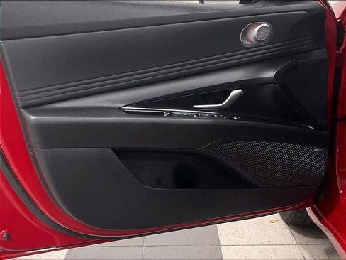 Used 2022 Hyundai Elantra Limited image 9