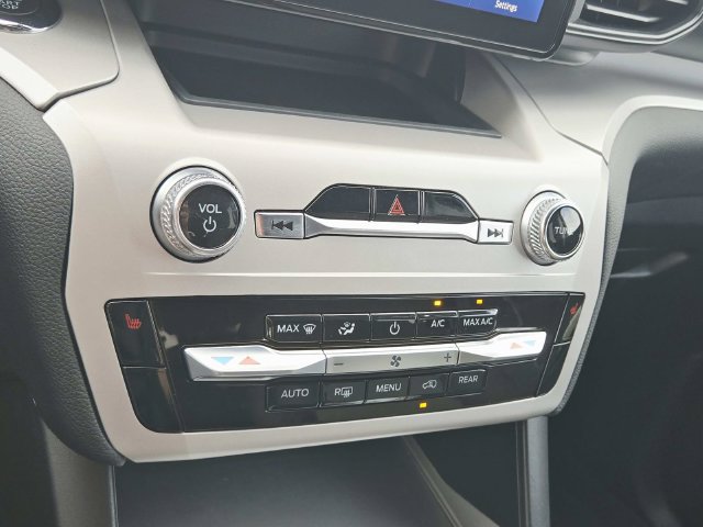 Used 2024 Ford Explorer XLT AWD/4WD image 25