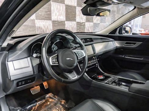 Used 2020 Jaguar XF Prestige RWD image 3