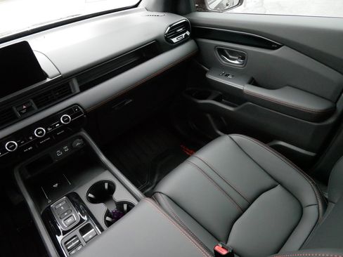 Certified 2025 Honda Pilot TrailSport image 11