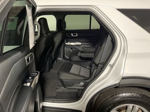 Used 2022 Ford Explorer XLT AWD/4WD image 32