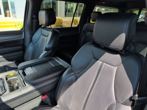 Used 2024 Jeep Wagoneer Series III AWD/4WD image 16