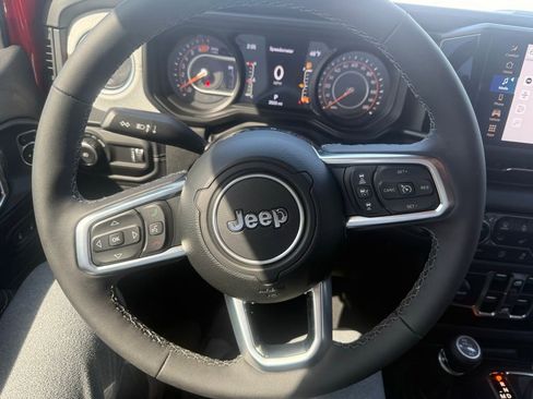 Used 2025 Jeep Wrangler Sahara image 28