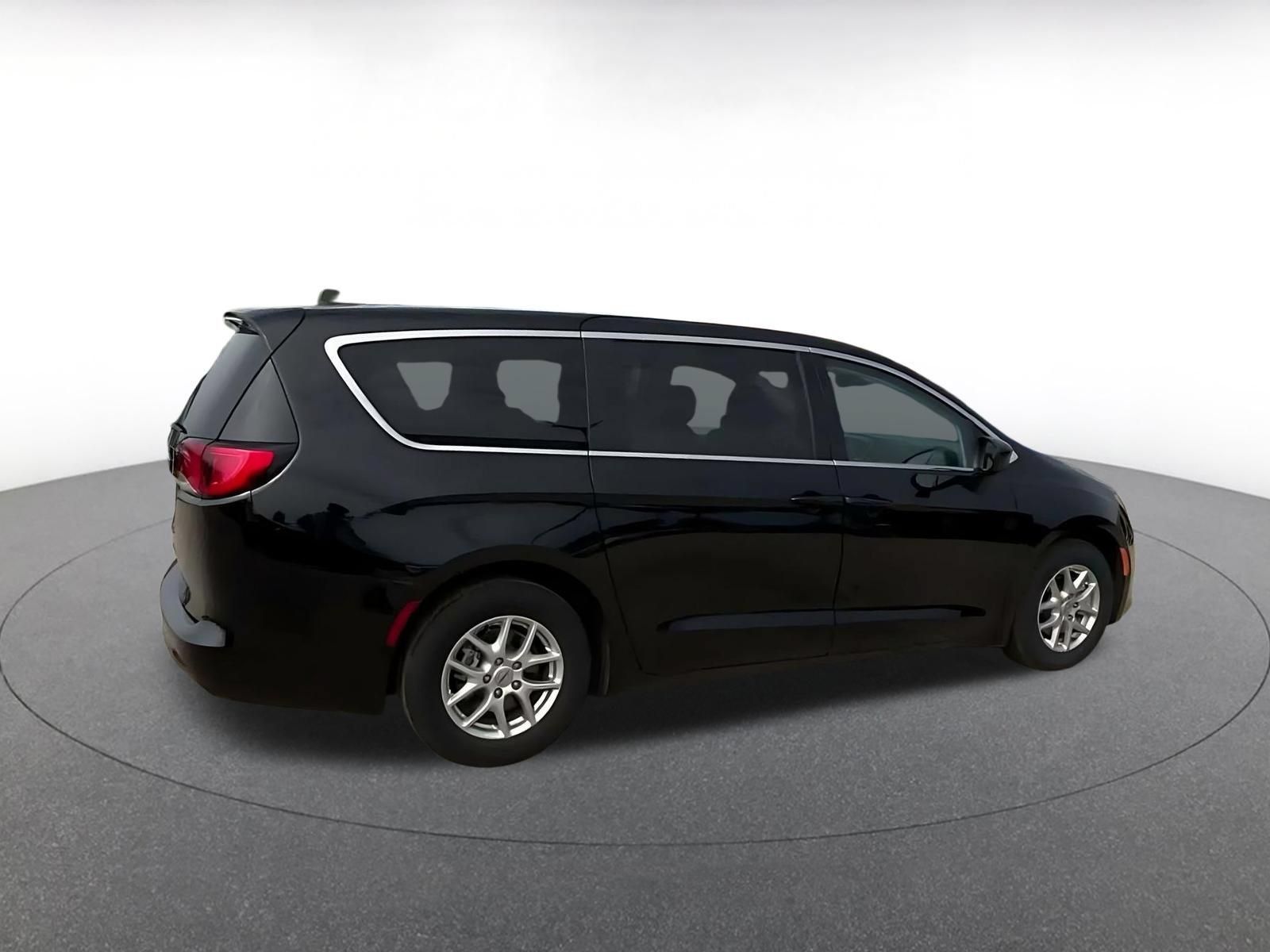 Used 2024 Chrysler Voyager LX FWD image 14
