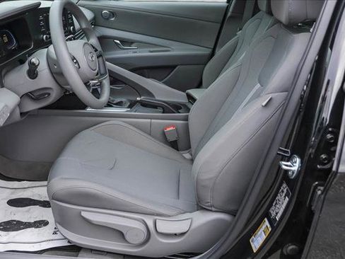 Certified 2025 Hyundai Elantra SE image 11