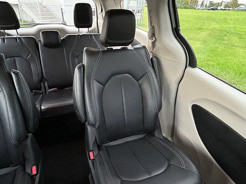 Used 2024 Chrysler Pacifica Limited FWD image 14