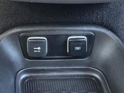 Used 2017 Chrysler Pacifica Touring image 38