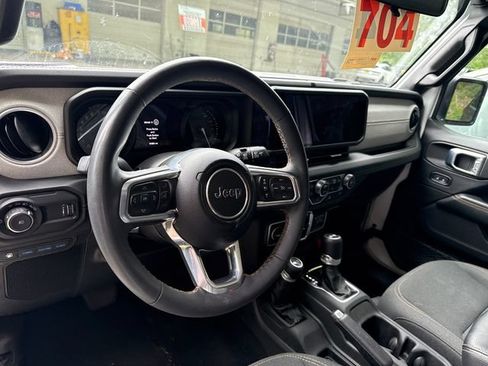 Used 2024 Jeep Wrangler Unlimited Sahara AWD/4WD image 19