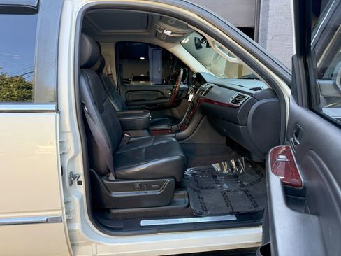 Used 2009 Cadillac Escalade AWD image 12