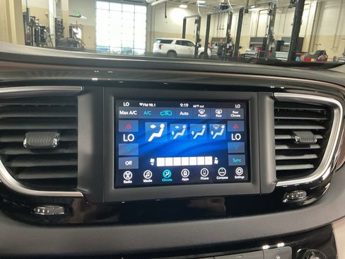 Used 2019 Chrysler Pacifica Touring Plus w/ Tire & Wheel Group FWD image 14