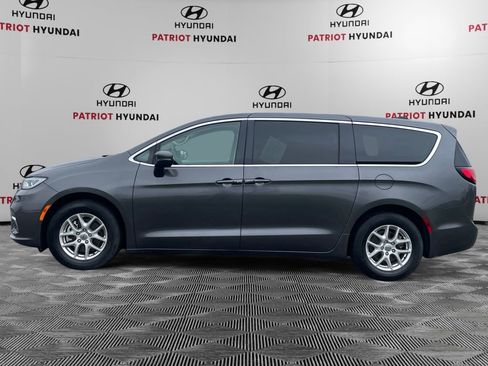 Used 2023 Chrysler Pacifica Touring-L FWD image 4