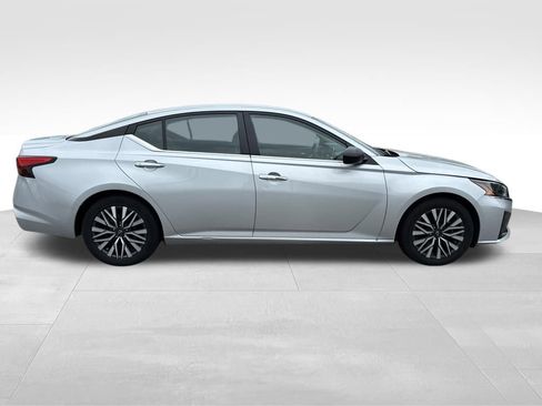 Used 2024 Nissan Altima 2.5 SV FWD image 7
