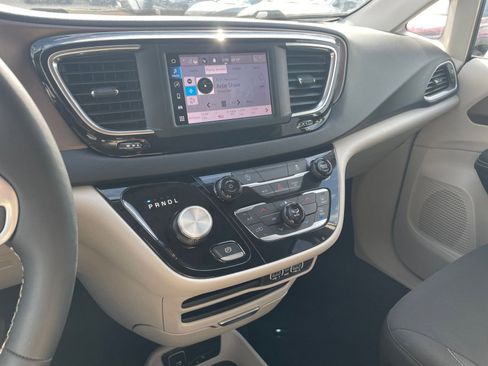 Used 2024 Chrysler Voyager LX image 17