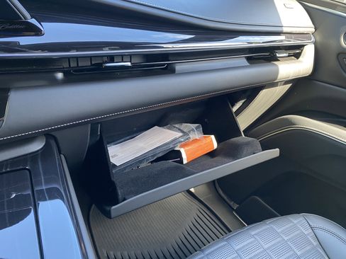 Used 2024 Cadillac Escalade V w/ LPO, ONYX Package image 32