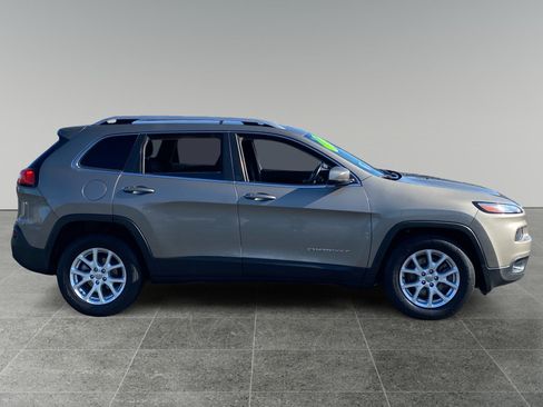 Used 2017 Jeep Cherokee Latitude FWD image 6