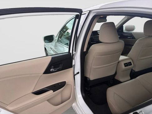 Used 2017 Honda Accord Touring image 14