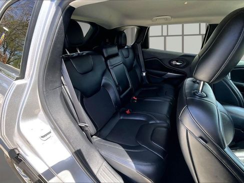 Used 2019 Jeep Cherokee Latitude Plus AWD/4WD image 27