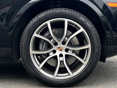 Used 2023 Porsche Cayenne Platinum Edition image 3