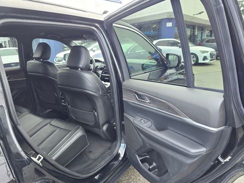 Used 2024 Jeep Grand Cherokee Limited image 14