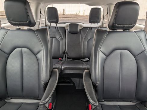 Used 2024 Chrysler Pacifica Limited FWD image 13