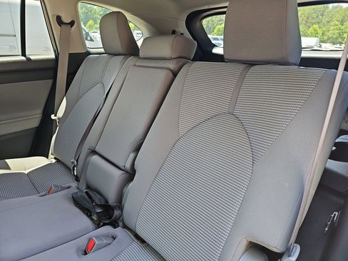 Used 2020 Toyota Highlander LE FWD image 15