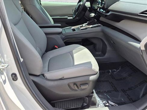 Used 2024 Toyota Sienna XLE FWD image 18