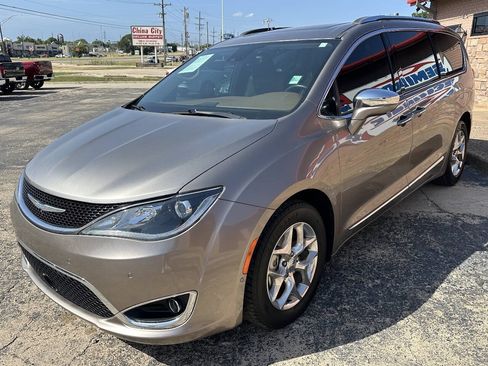 Used 2017 Chrysler Pacifica Limited FWD image 3