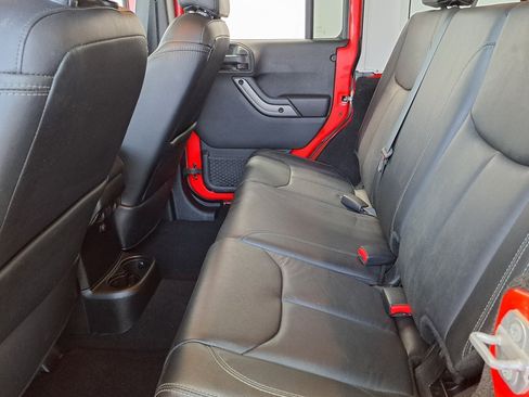 Used 2018 Jeep Wrangler Unlimited Sahara image 25