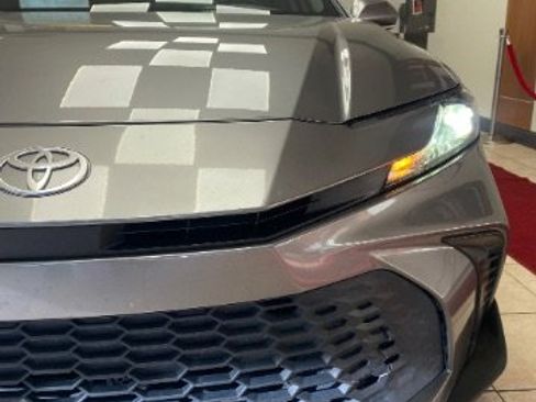 Used 2025 Toyota Camry SE image 9