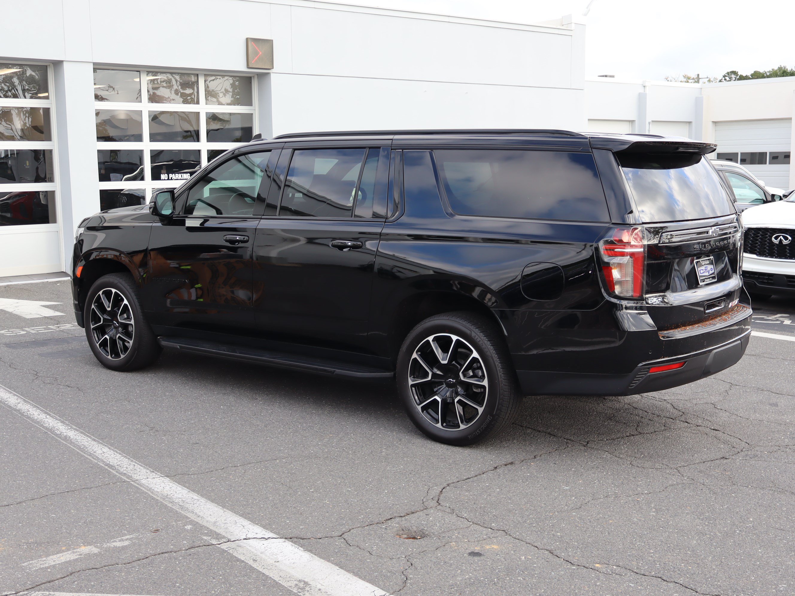 Used 2024 Chevrolet Suburban RST w/ Luxury Package AWD/4WD image 8