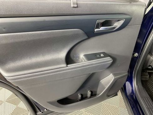Used 2024 Toyota Highlander XLE AWD/4WD image 27