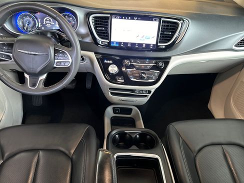 Used 2023 Chrysler Pacifica Touring-L FWD image 13