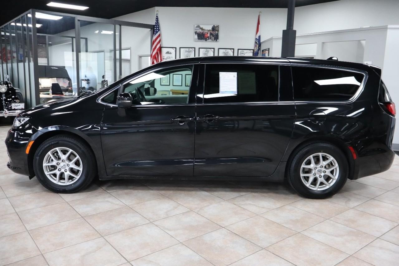 Used 2023 Chrysler Pacifica Touring-L FWD image 3