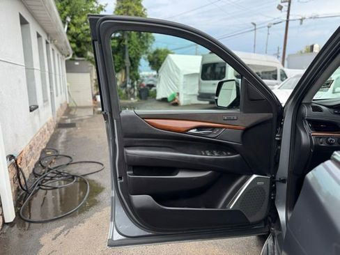 Used 2018 Cadillac Escalade ESV Luxury image 17