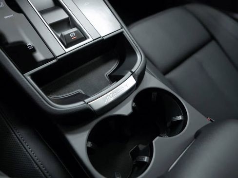Certified 2025 Porsche Macan image 24