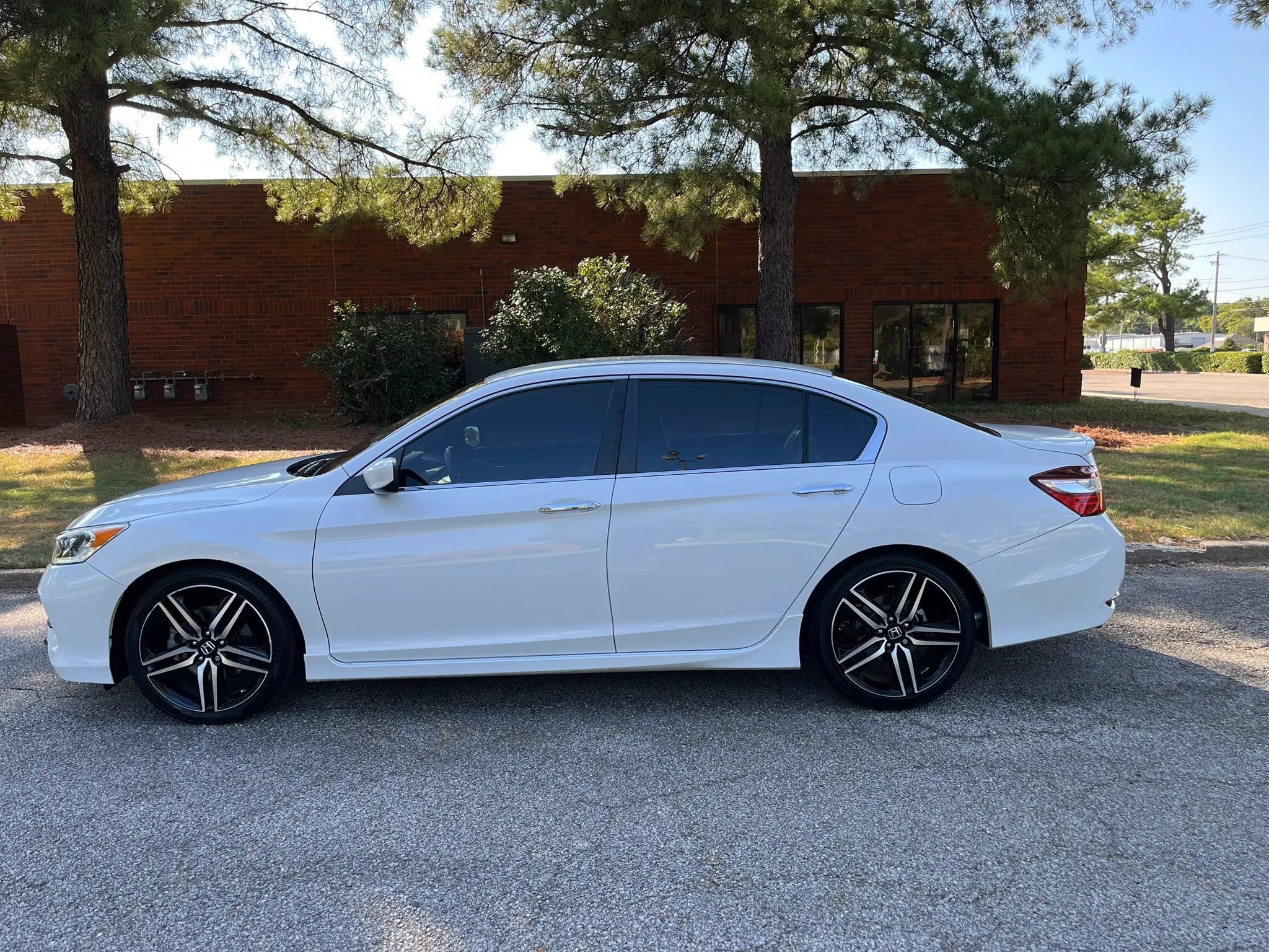 Used 2017 Honda Accord Sport image 2